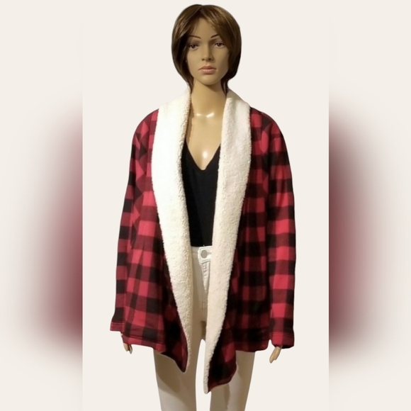 Eddie Bauer Sweaters - NWT Eddie Bauer Sherpa Top Fireside Wrap / Sz S / Red, black plaid